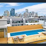Tranquil 2Bd, Pool, Gym & Unbeatable Location