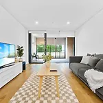 Tranquil 2Bd, Pool, Gym & Unbeatable Location