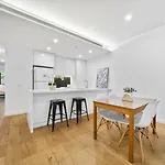 Tranquil 2Bd, Pool, Gym & Unbeatable Location