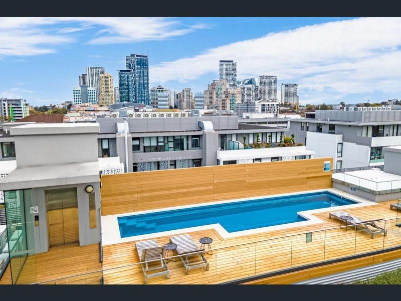 Tranquil 2bd, Pool, Gym & Unbeatable Location Apartment *